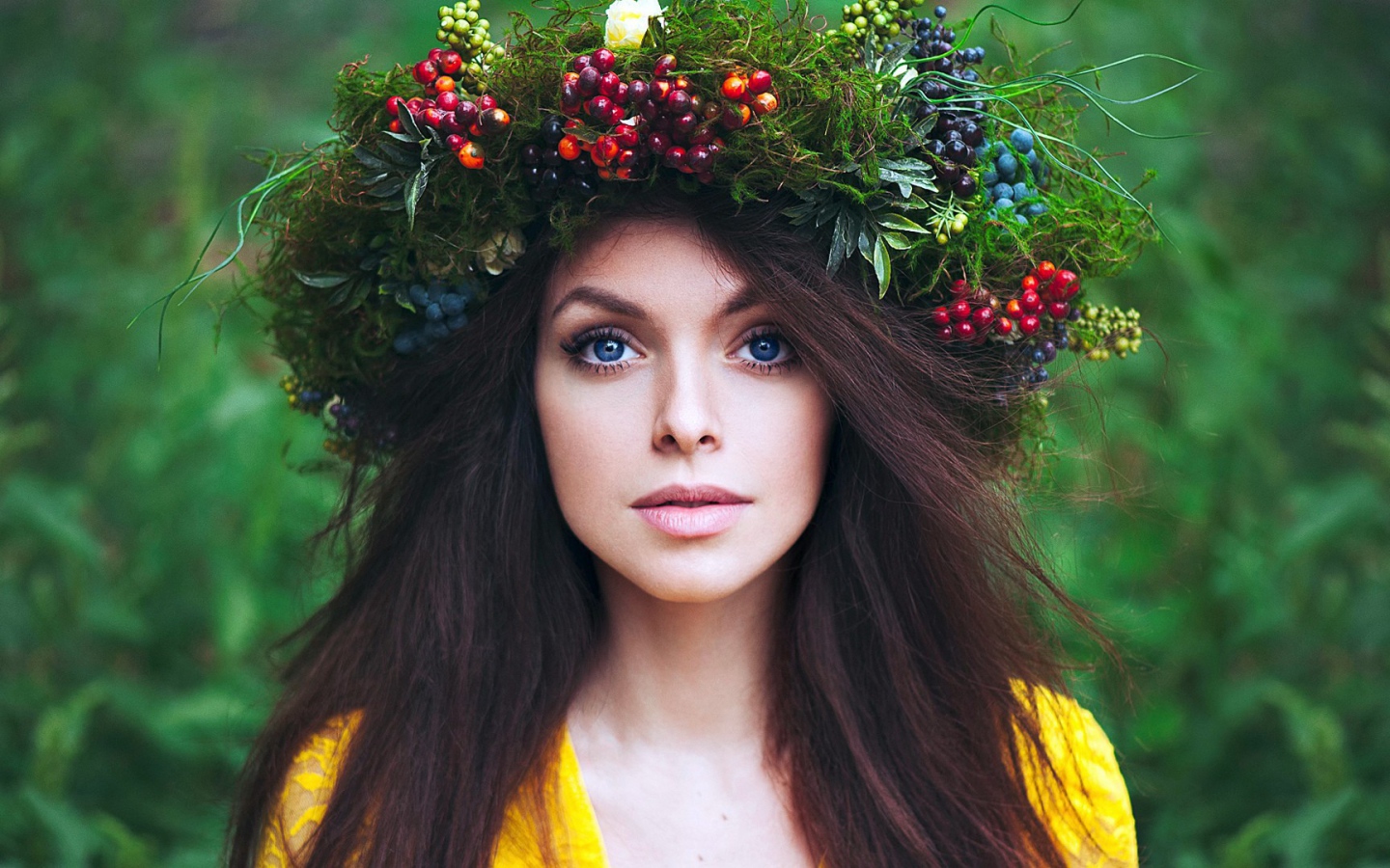 Девушка с венком из травы и ягод на голове