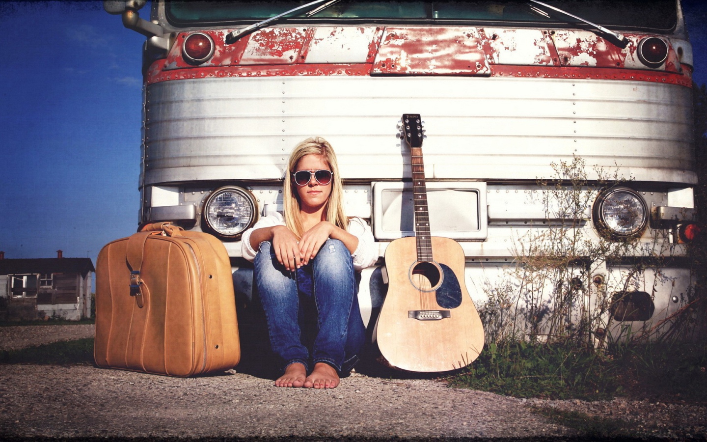 Девушка с гитарой и чемоданом