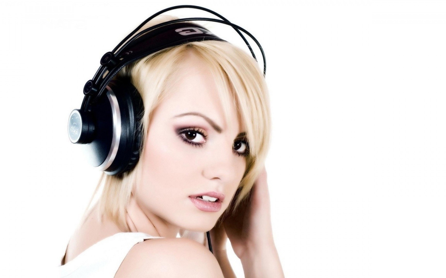 Девушка в наушниках Александра Стан