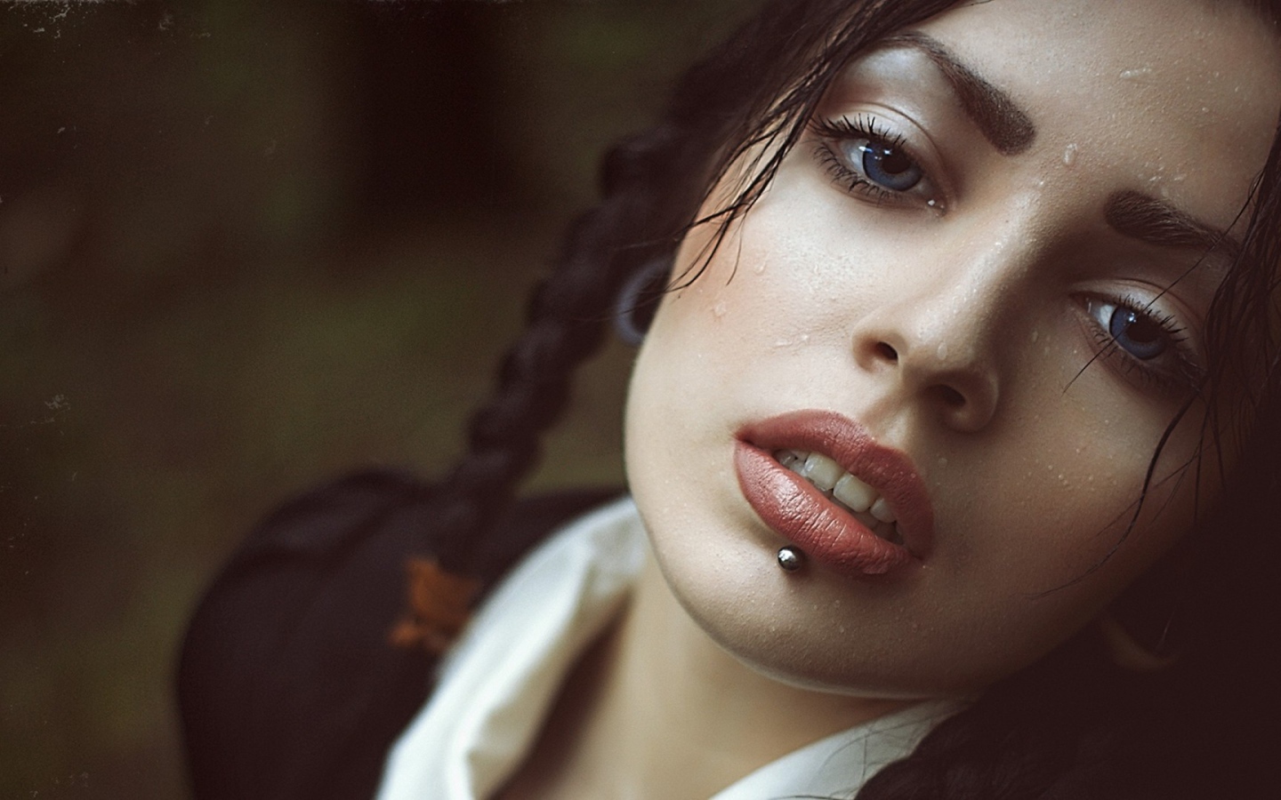 Девушка с косичками и пирсингом