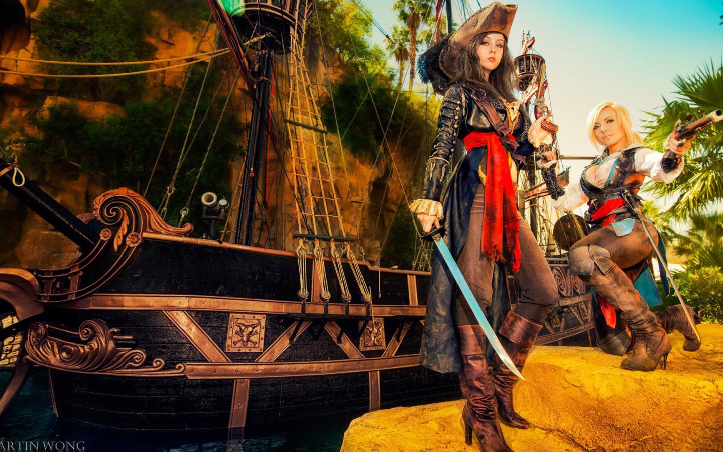 Девушки в одежде пиратов