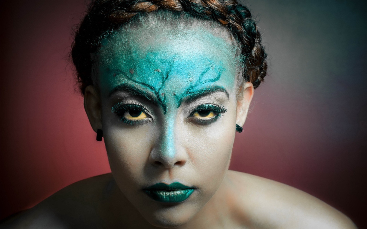 Зеленая краска на лице у девушки