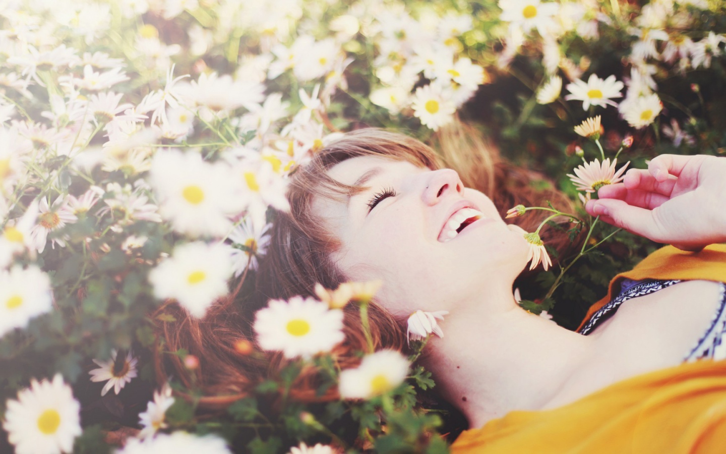 Счастливая девушка в цветах ромашки