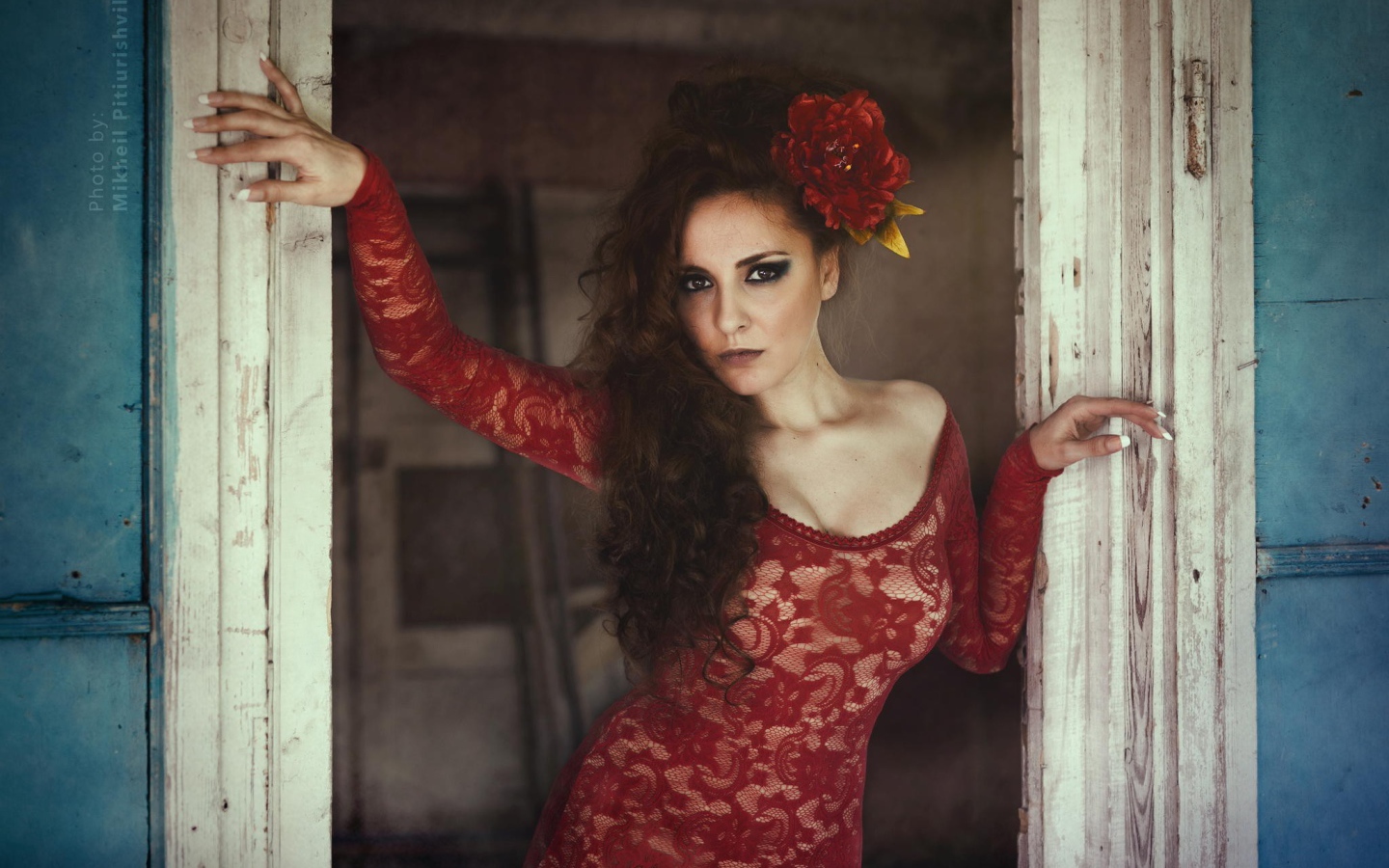 Испанская девушка в красном кружевном платье