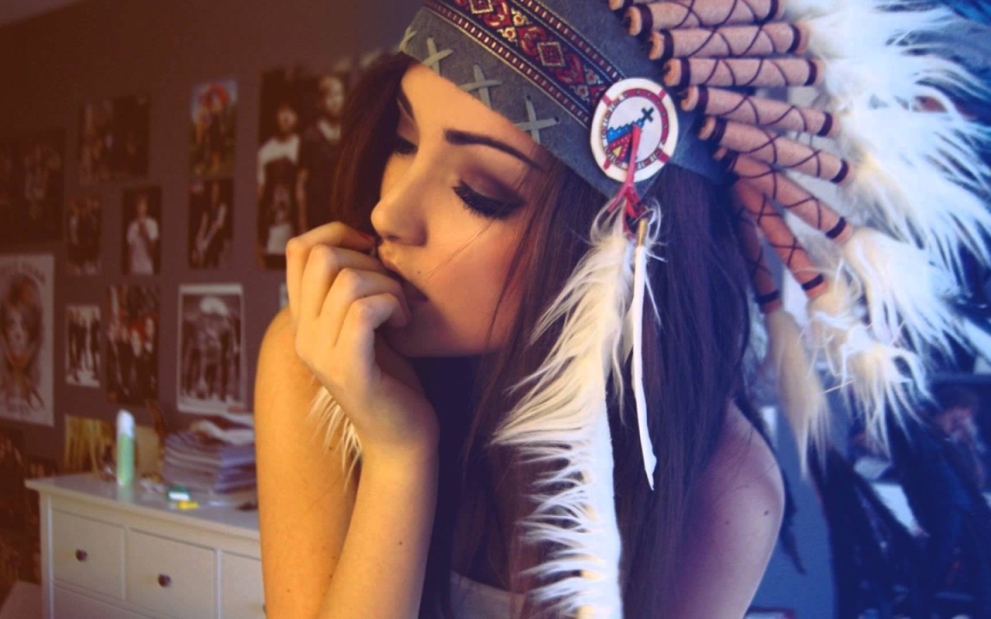 Девушка индианка грызет ногти