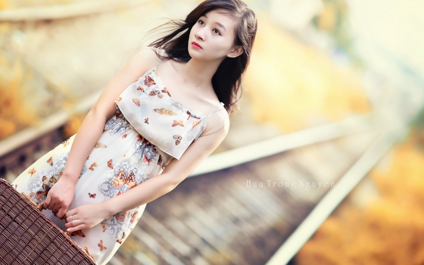 Японская девушка с сумкой в руках