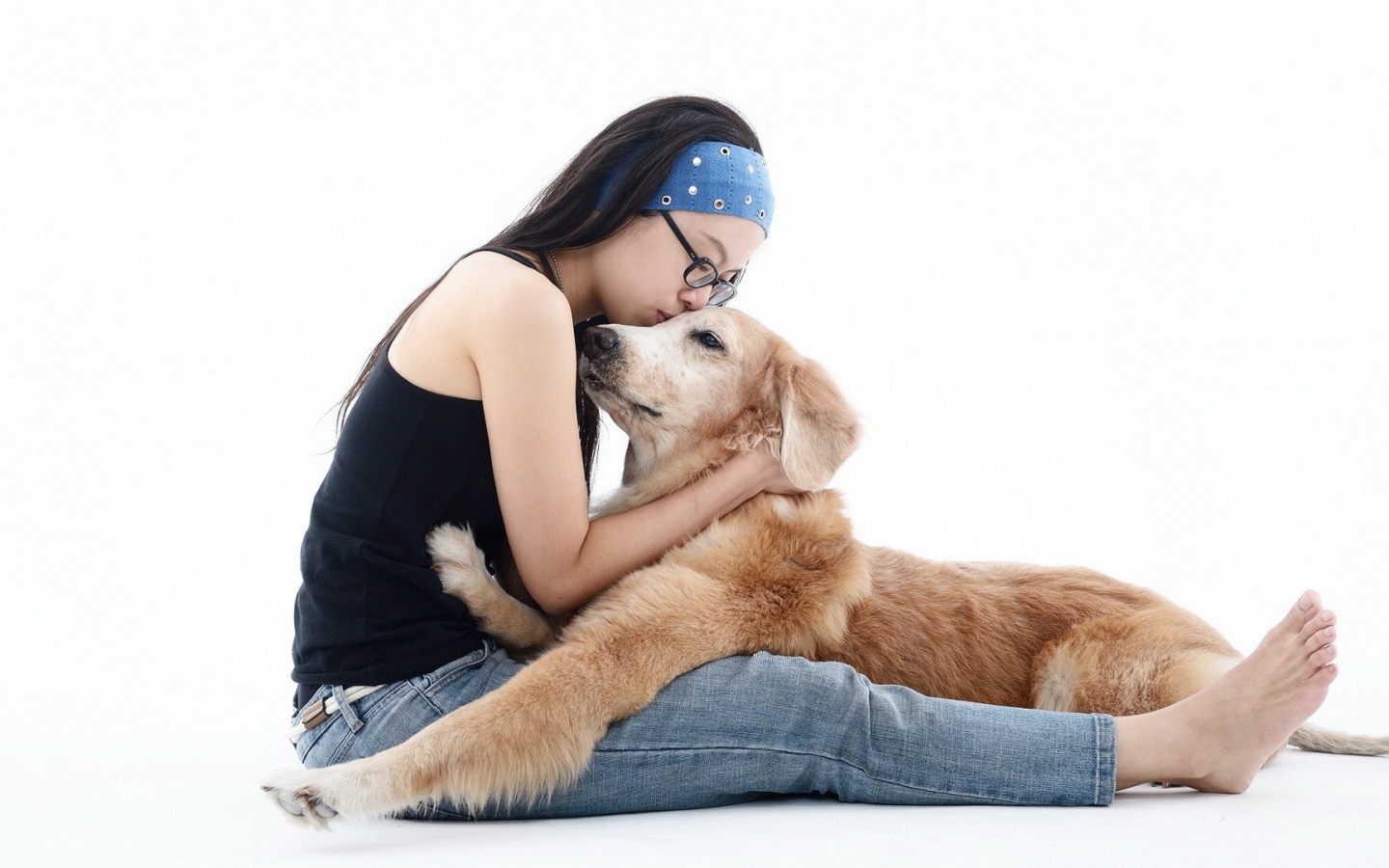 Японка обнимает своего пса