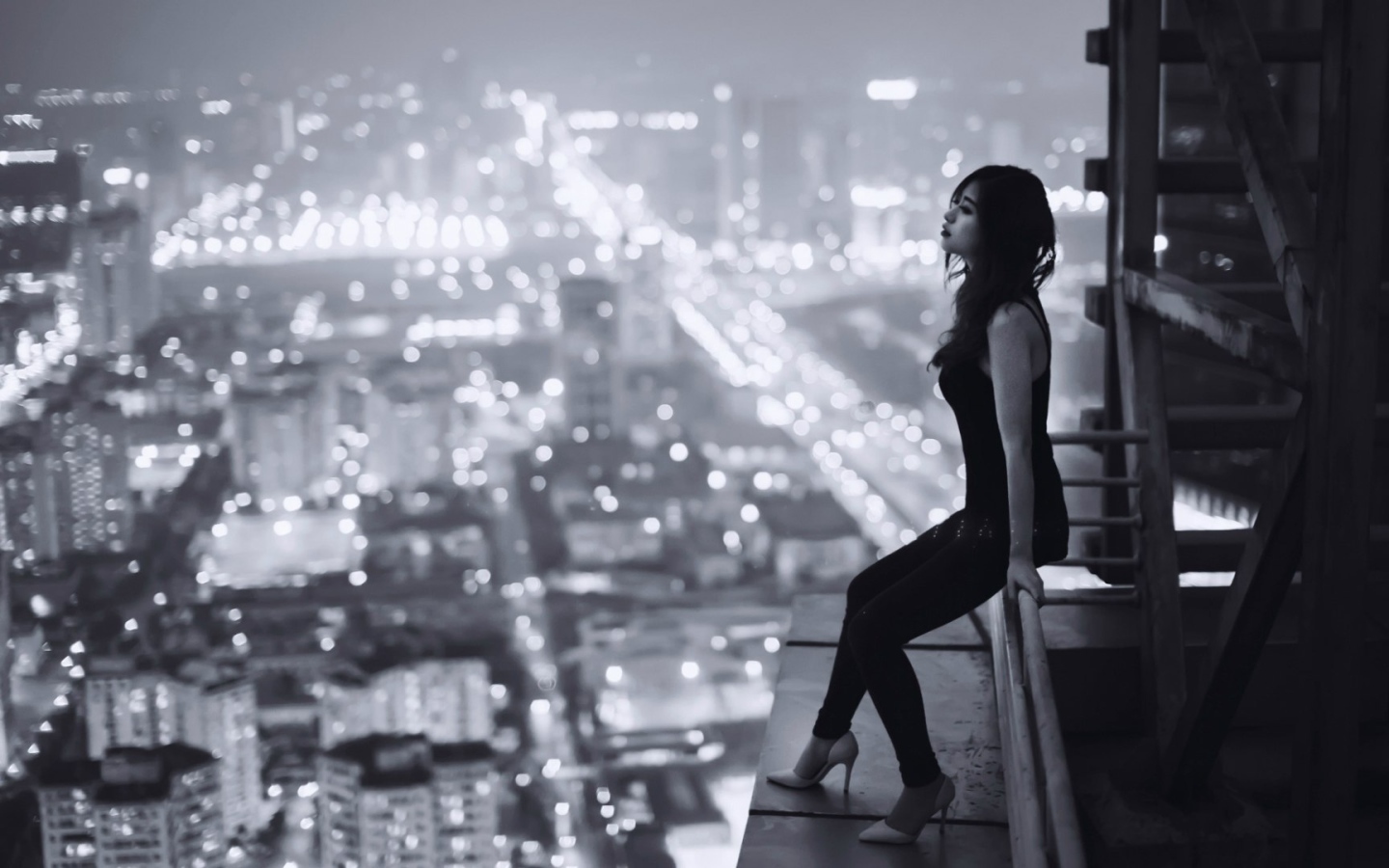 Японка смотрит на ночной Токио