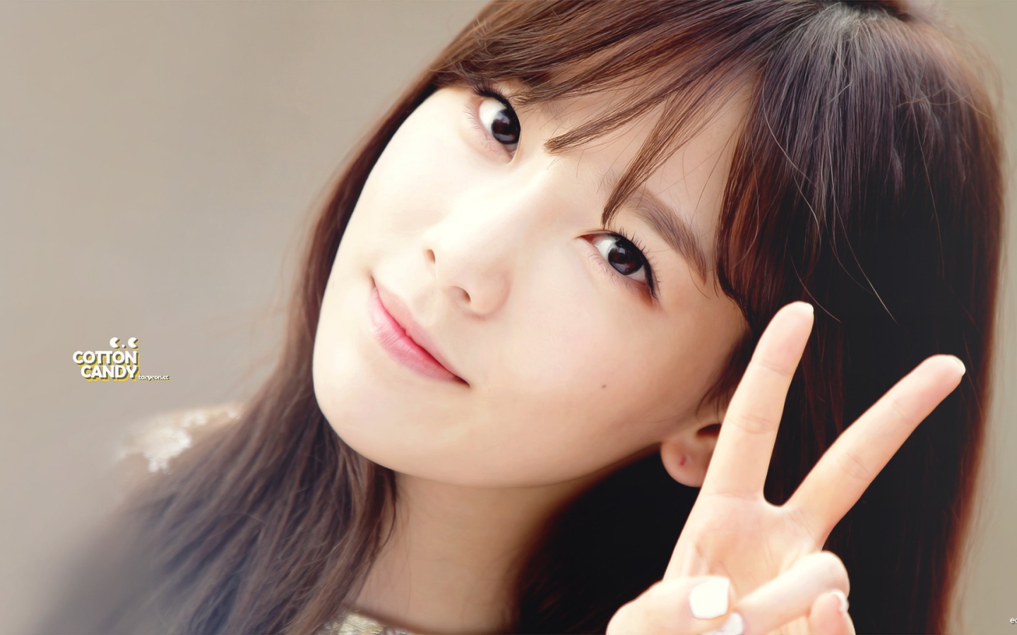 Корейская девушка показывает знак победы