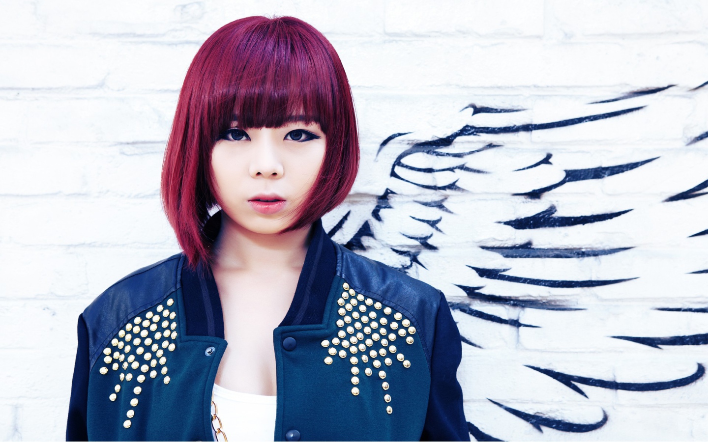 Кореянка с красными волосами ангел