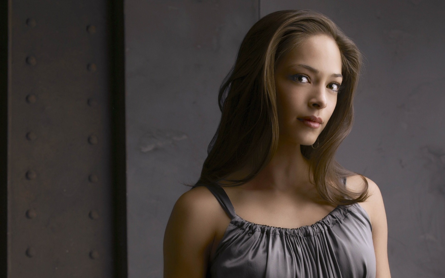 Кристин Кройк в сером платье