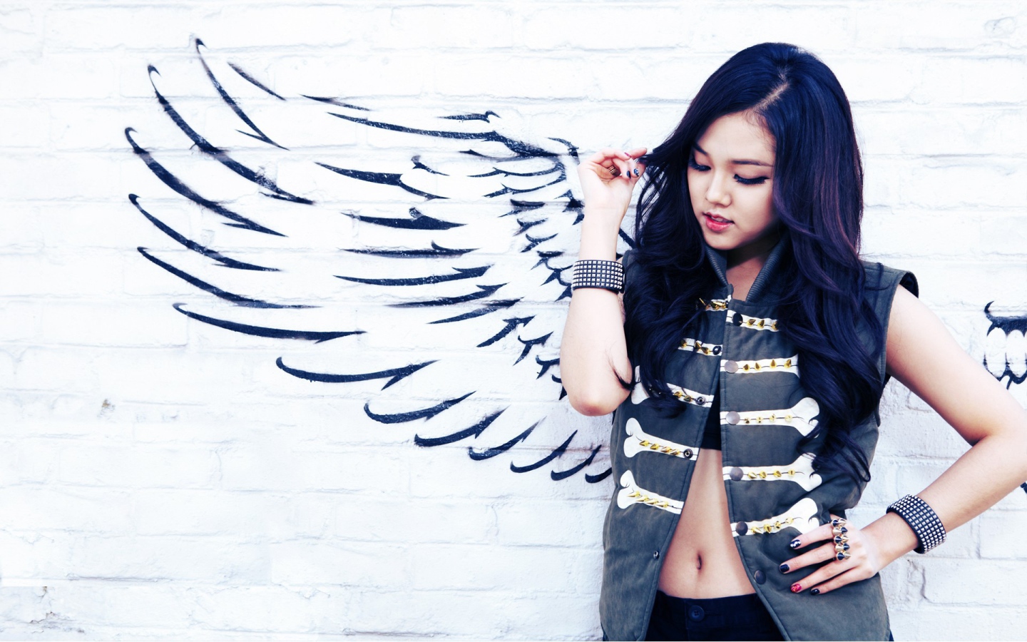 Длинноволосая брюнетка ангел