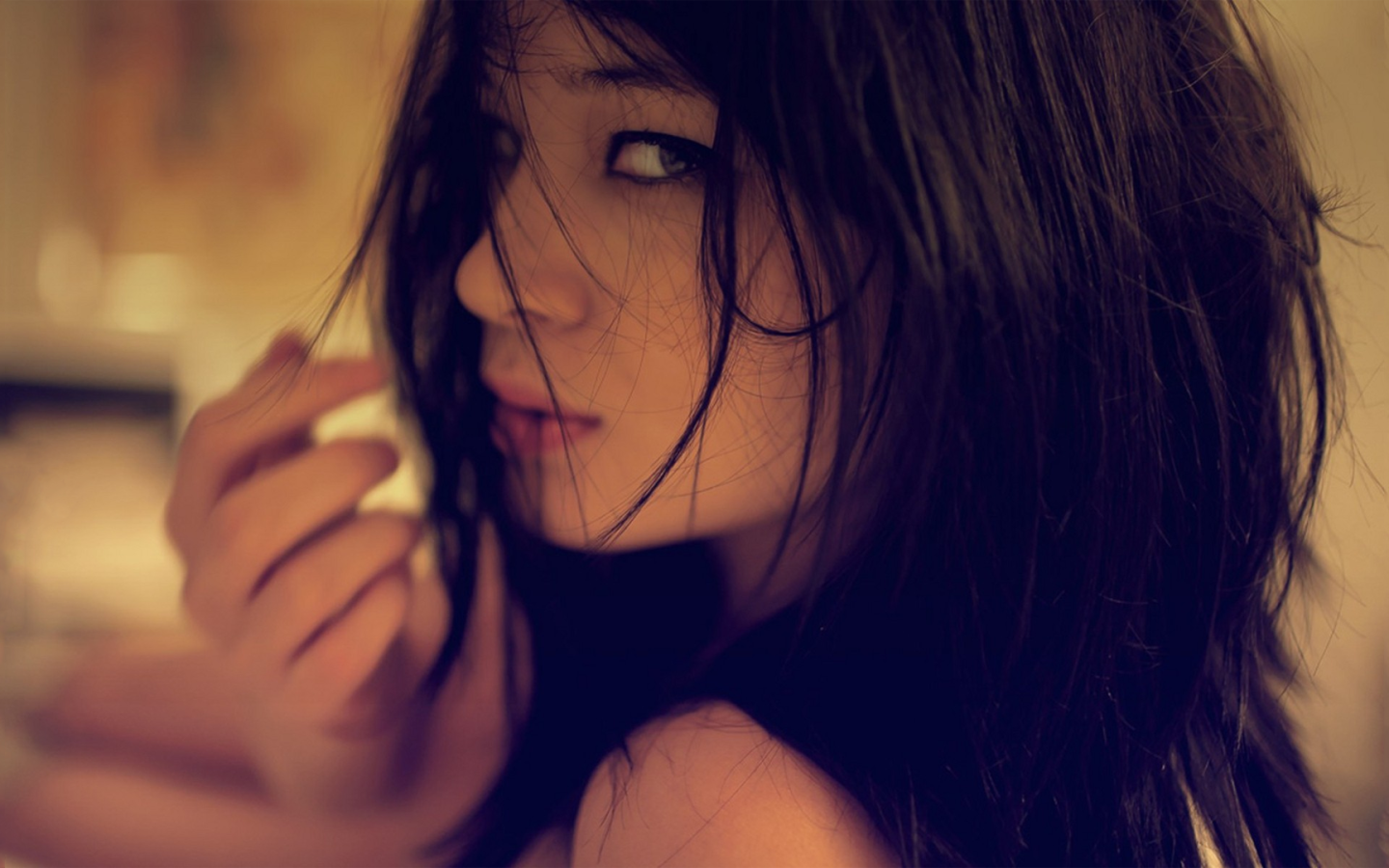 Искушающий взгляд брюнетки