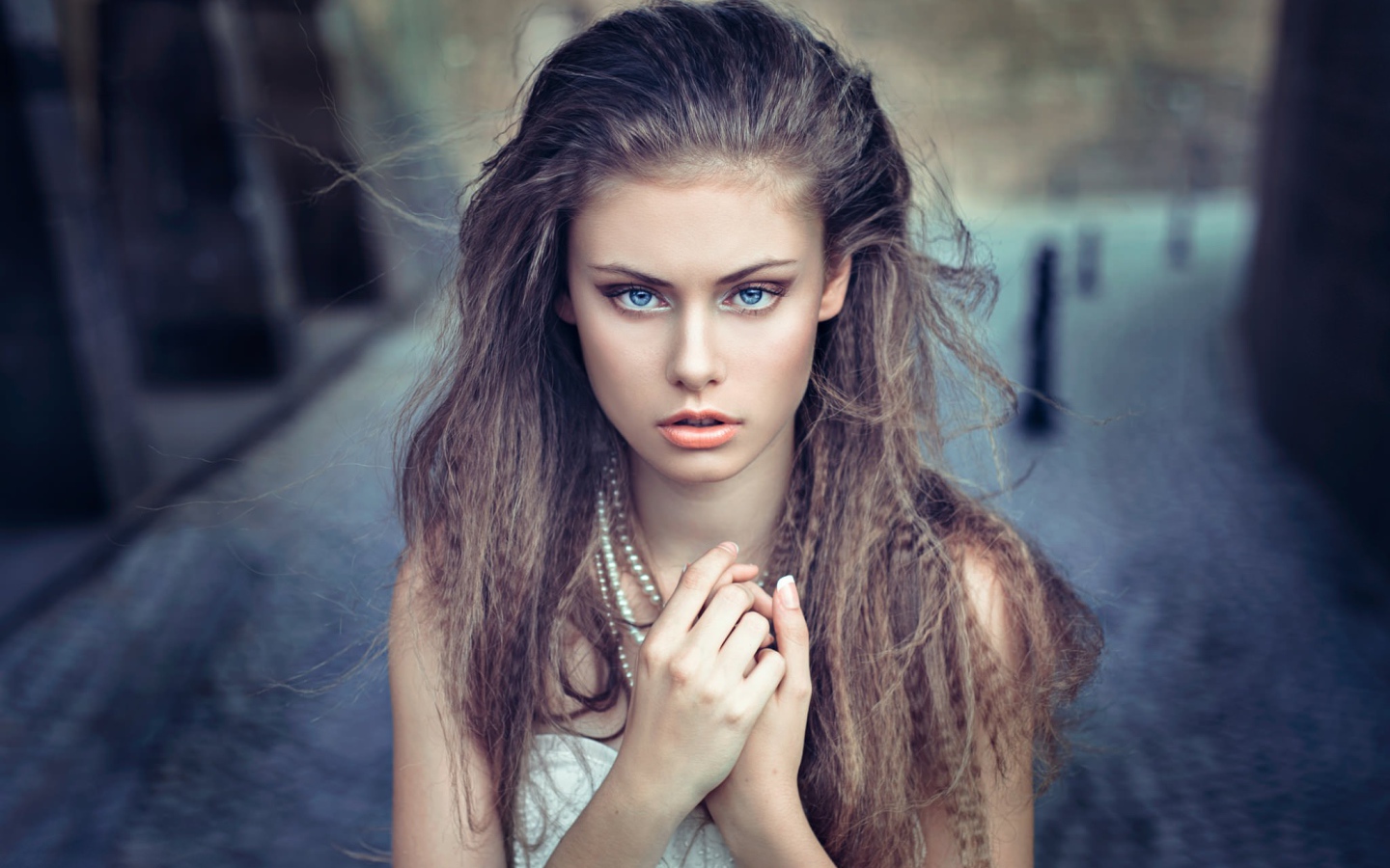 Портрет девушки с ожерельем на шее