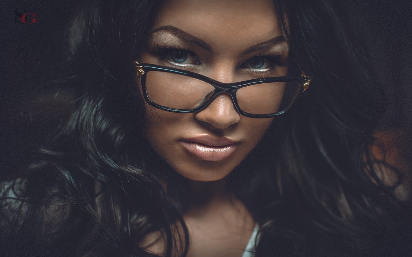 Портретное фото брюнетки в очках