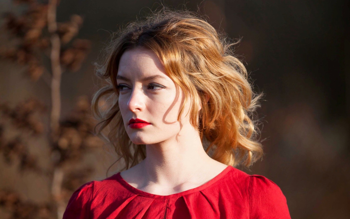 Рыжеволосая девушка в красном платье