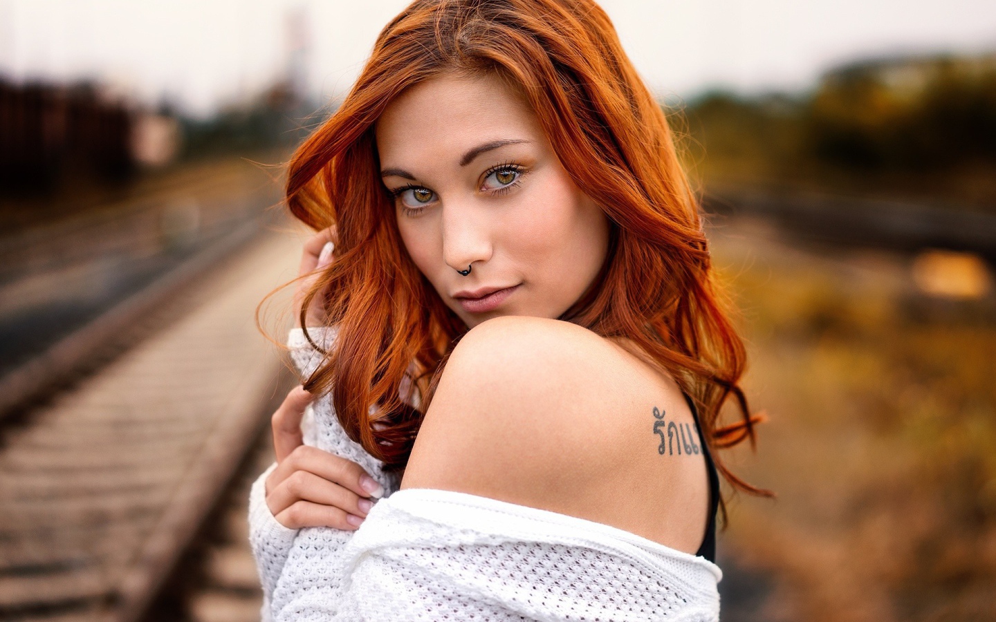 Рыжая девушка с кольцом в носу