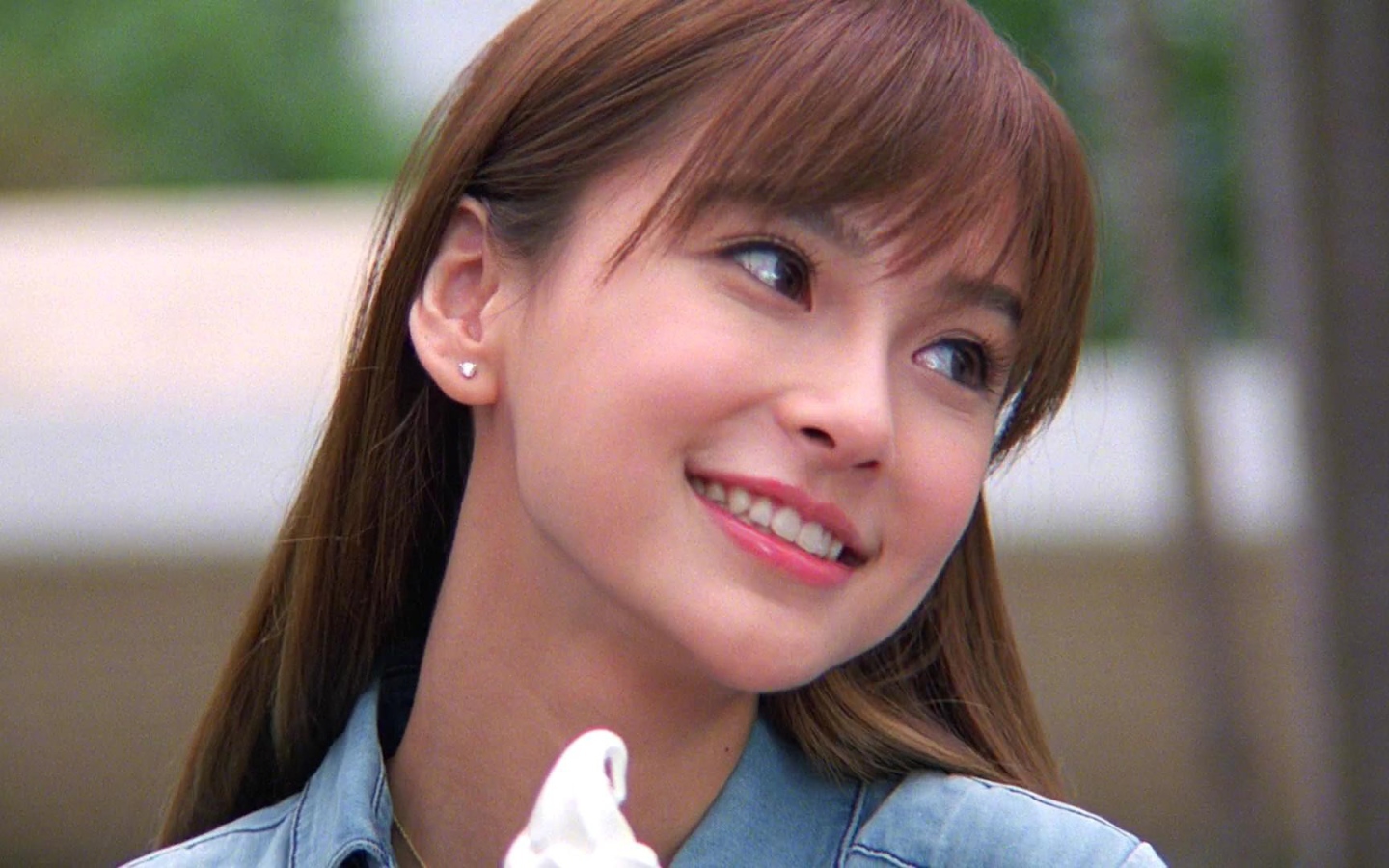 Рыжая девушка японка улыбается