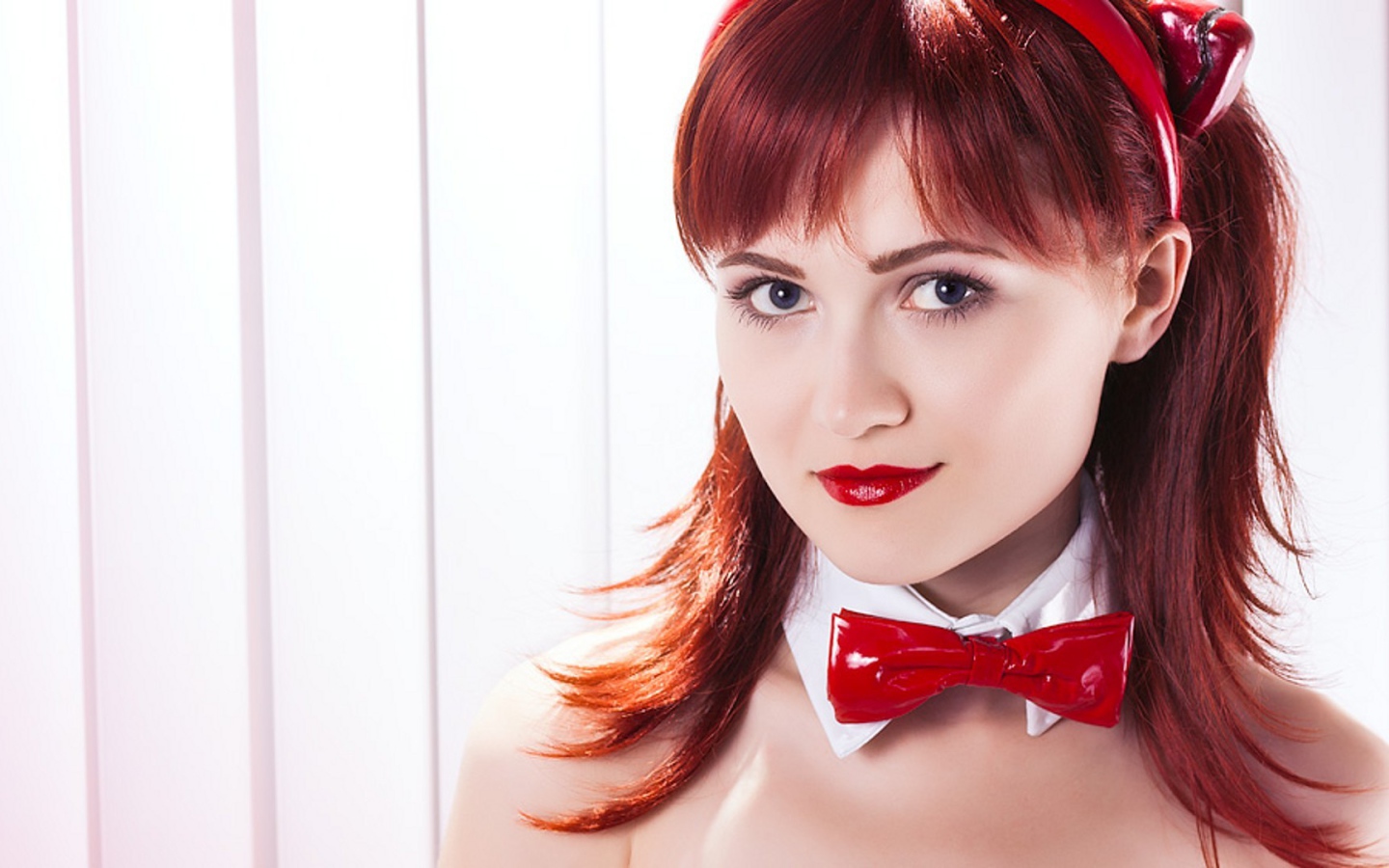 Красная бабочка на шее девушки