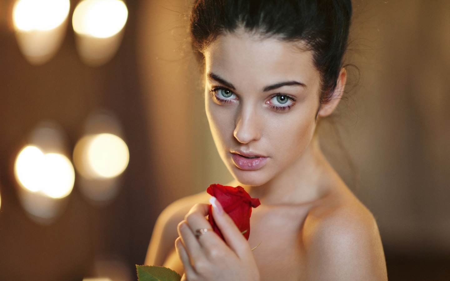 Роза в руке у девушки Аллы Бергер