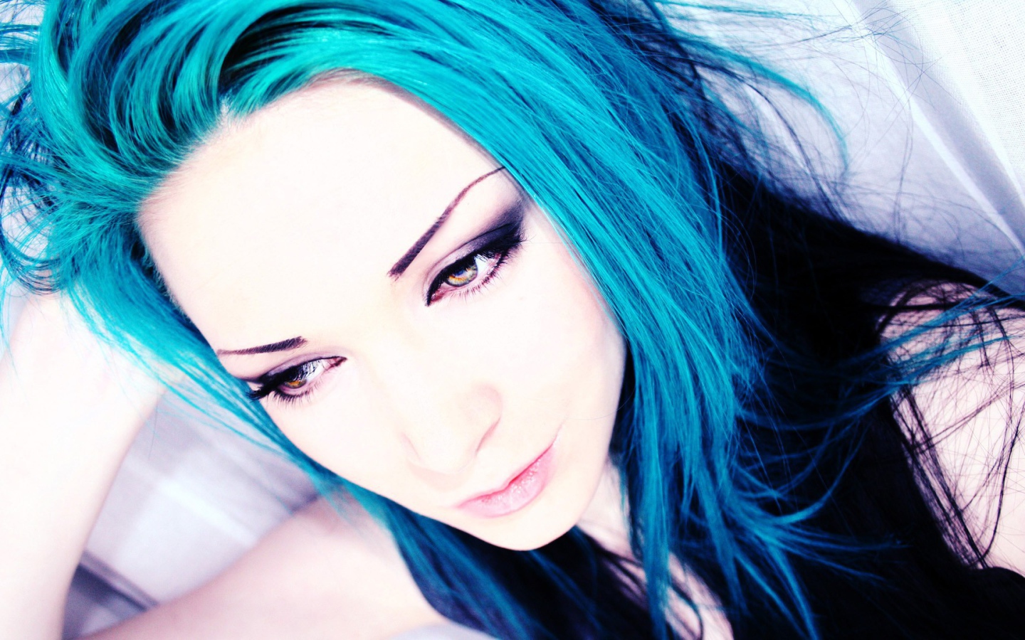 Грустная девушка с голубыми волосами