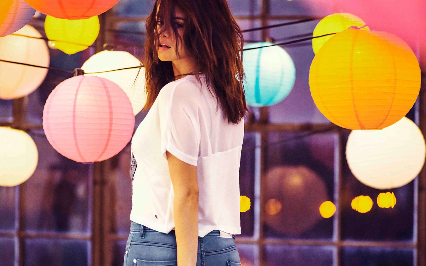 Селена Гомез среди светящихся шаров