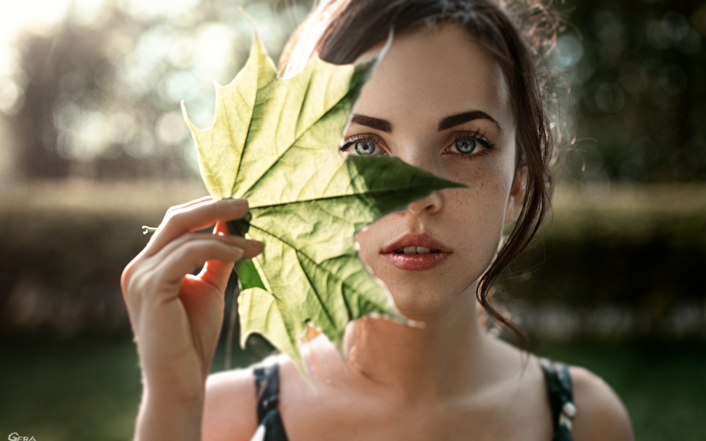 Девушка закрывает лицо листом, фото Георгий Чернядьев