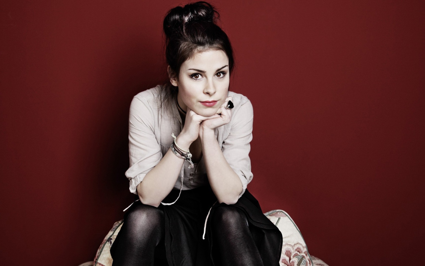 Певица Лена Майер-Ландрут на красном фоне