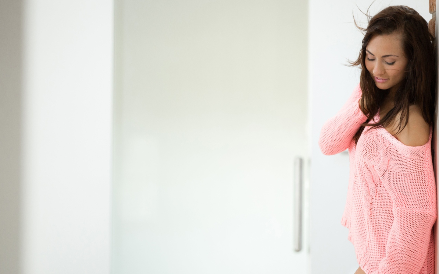 Брюнетка в розовой вязаной кофте