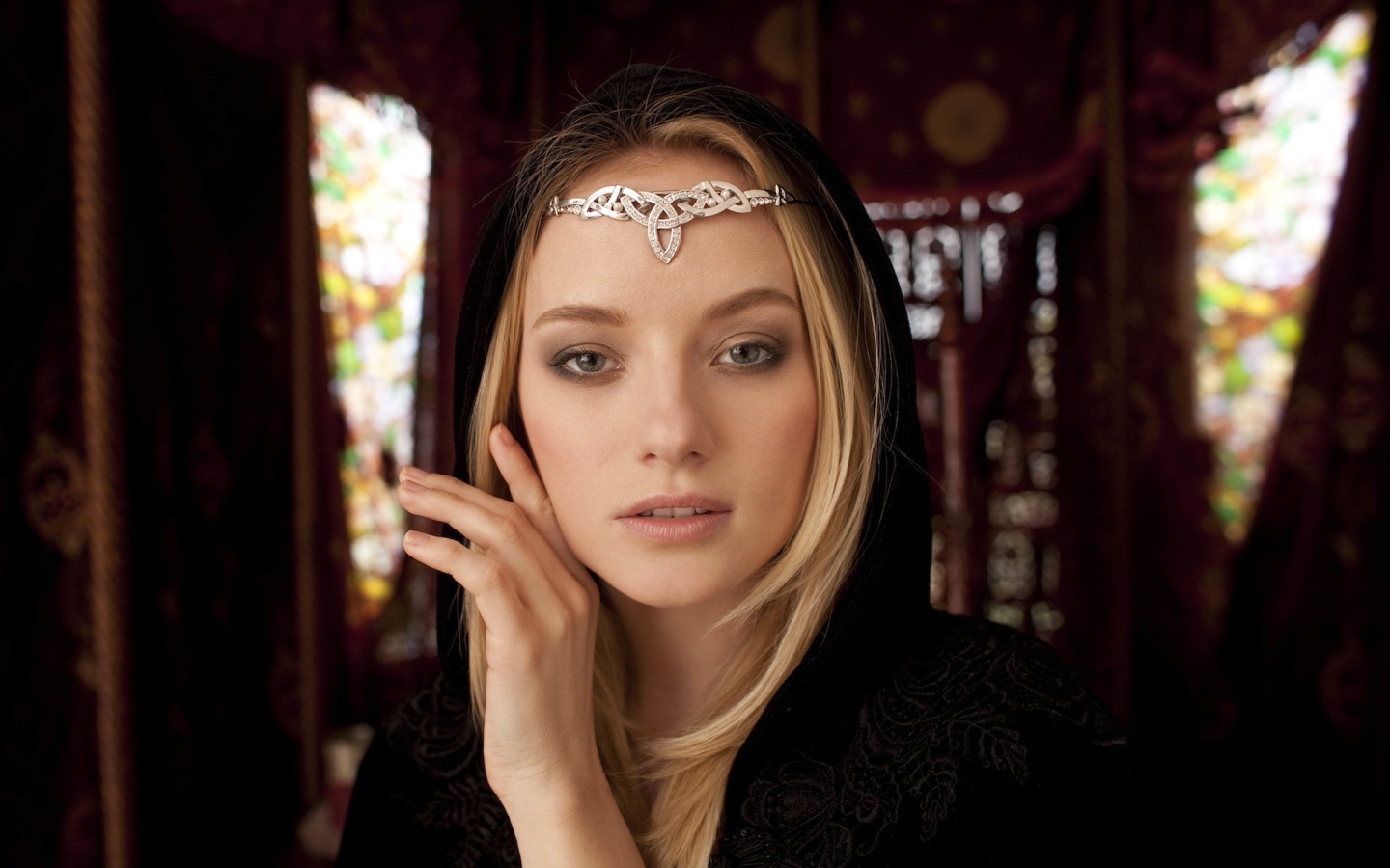 Украшение на лбу девушки