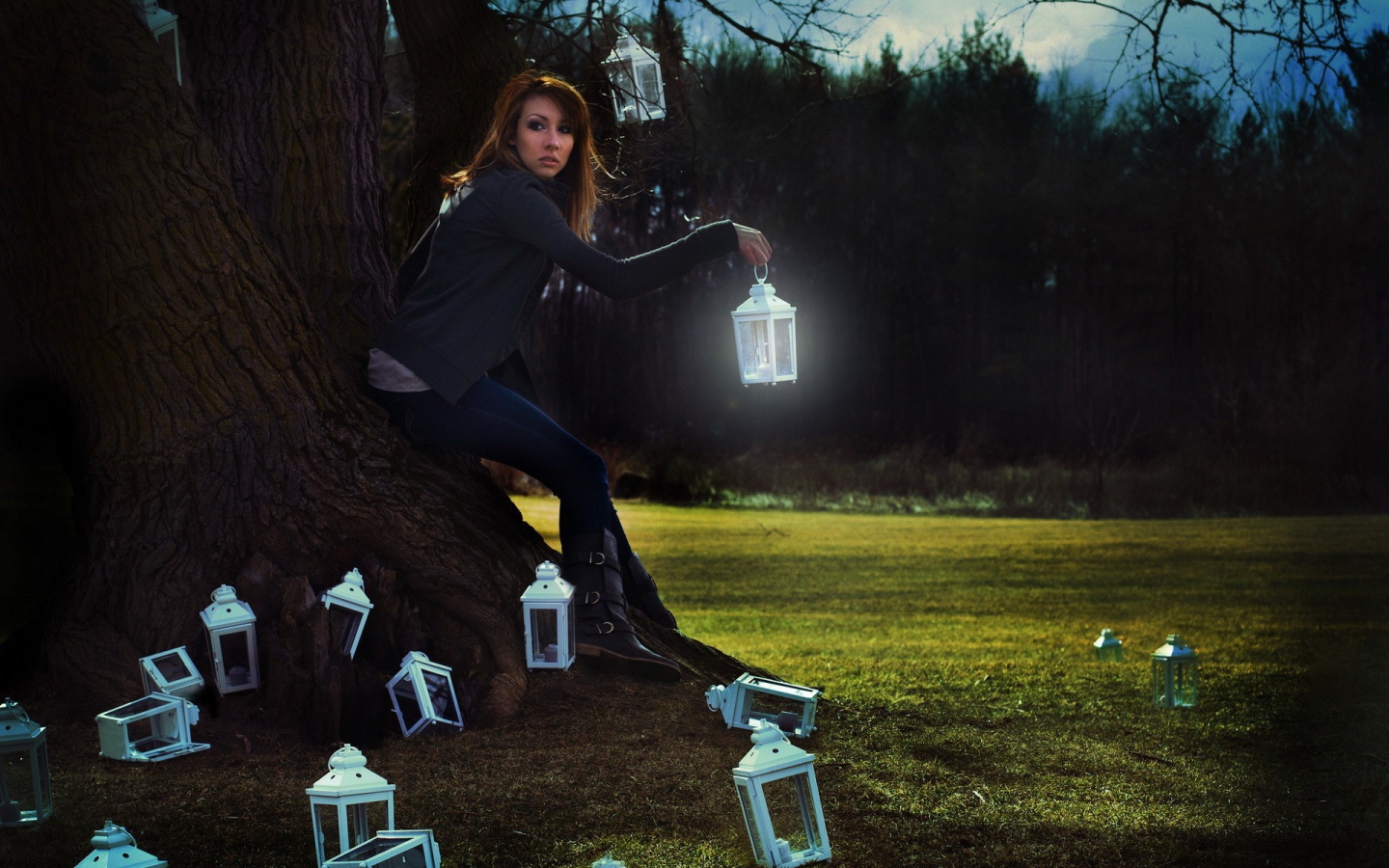 Девушка с фонариками у дерева