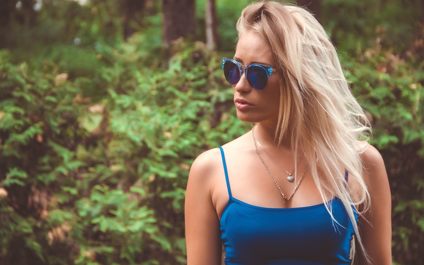 Девушка в синих солнцезащитных очках