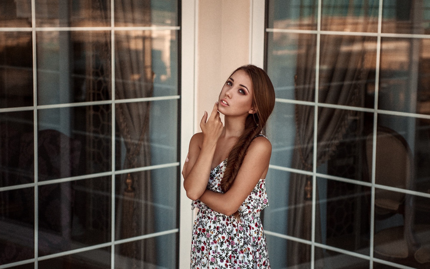 Девушка в углу между окнами