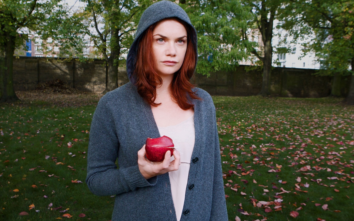 Девушка в капюшоне с яблоком