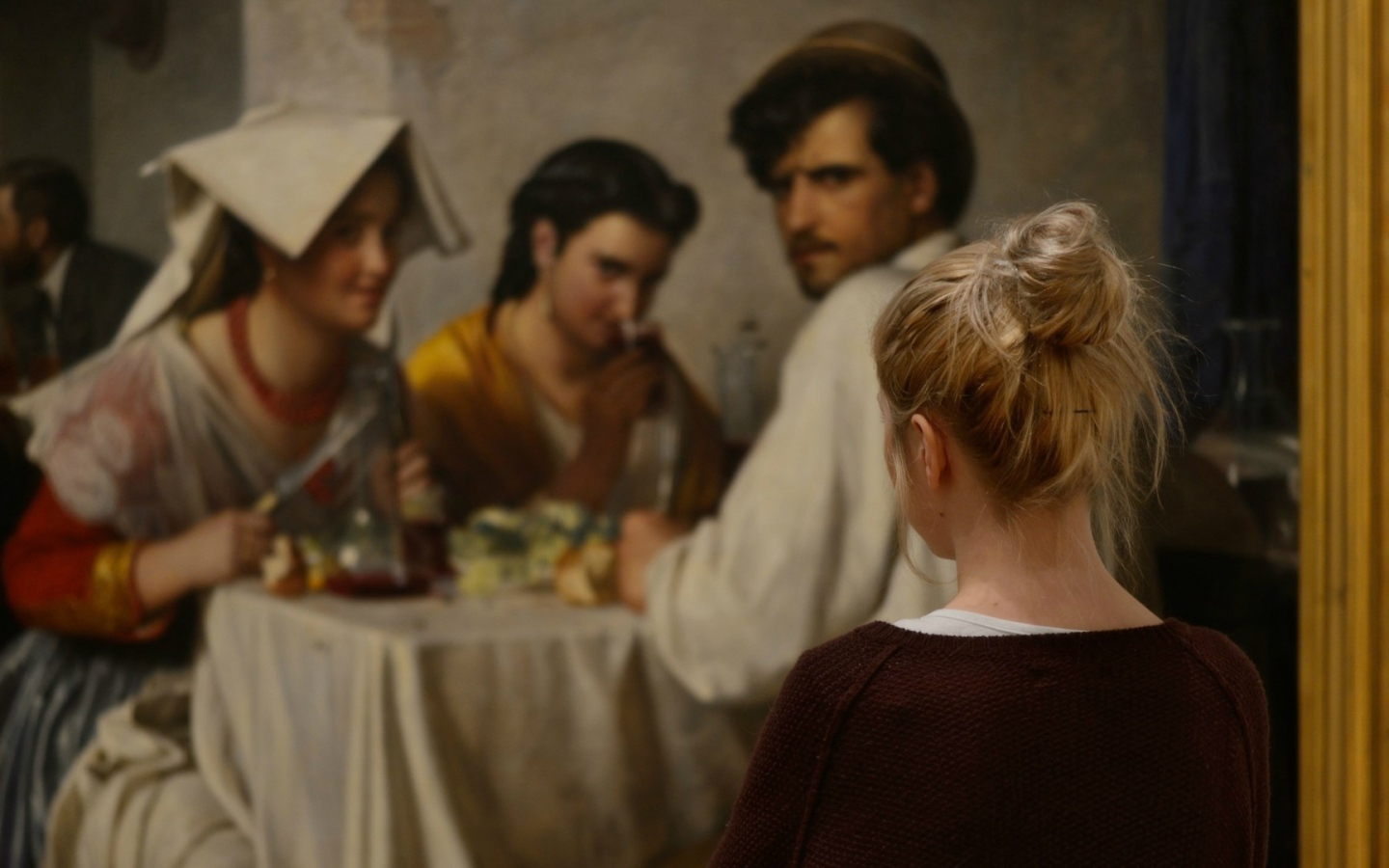 Девушка в картинной галерее