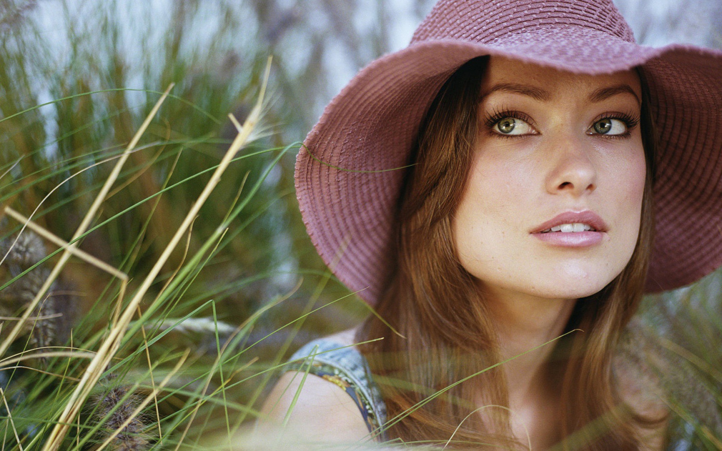 Девушка в розовой шляпе Оливия Уайдли