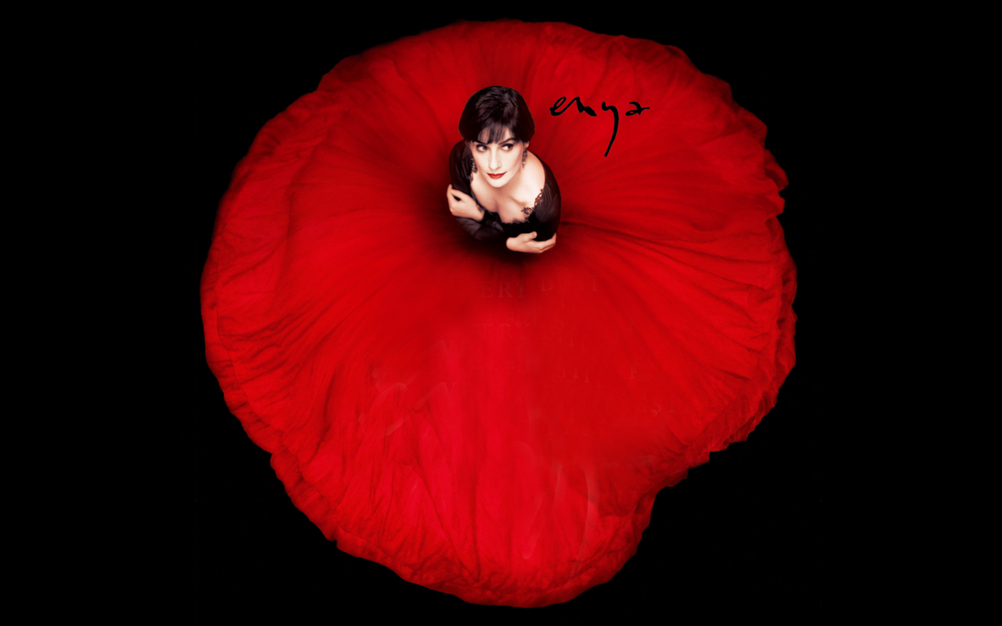 Девушка в красном платье в форме мака