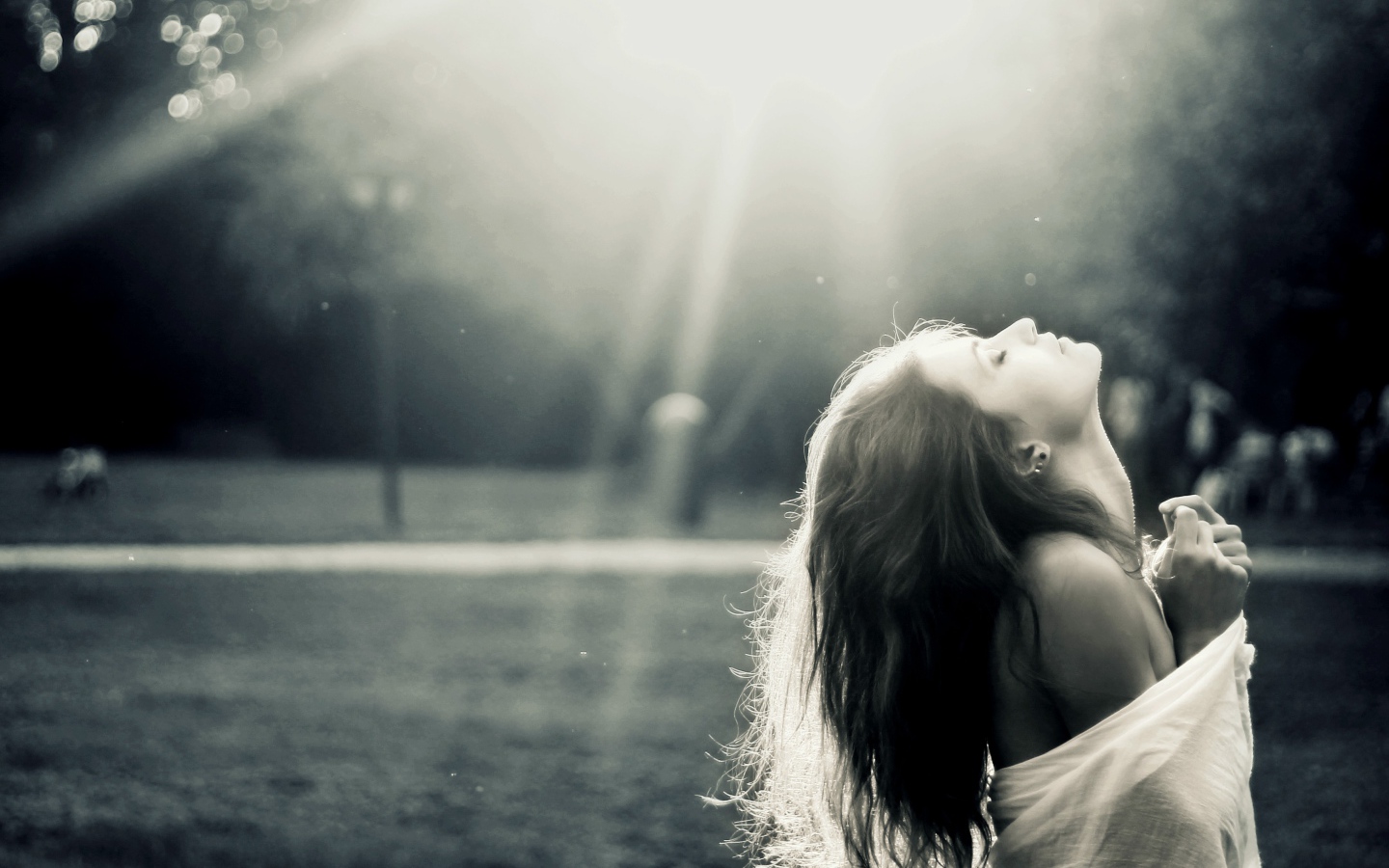 Девушка запрокинула голову