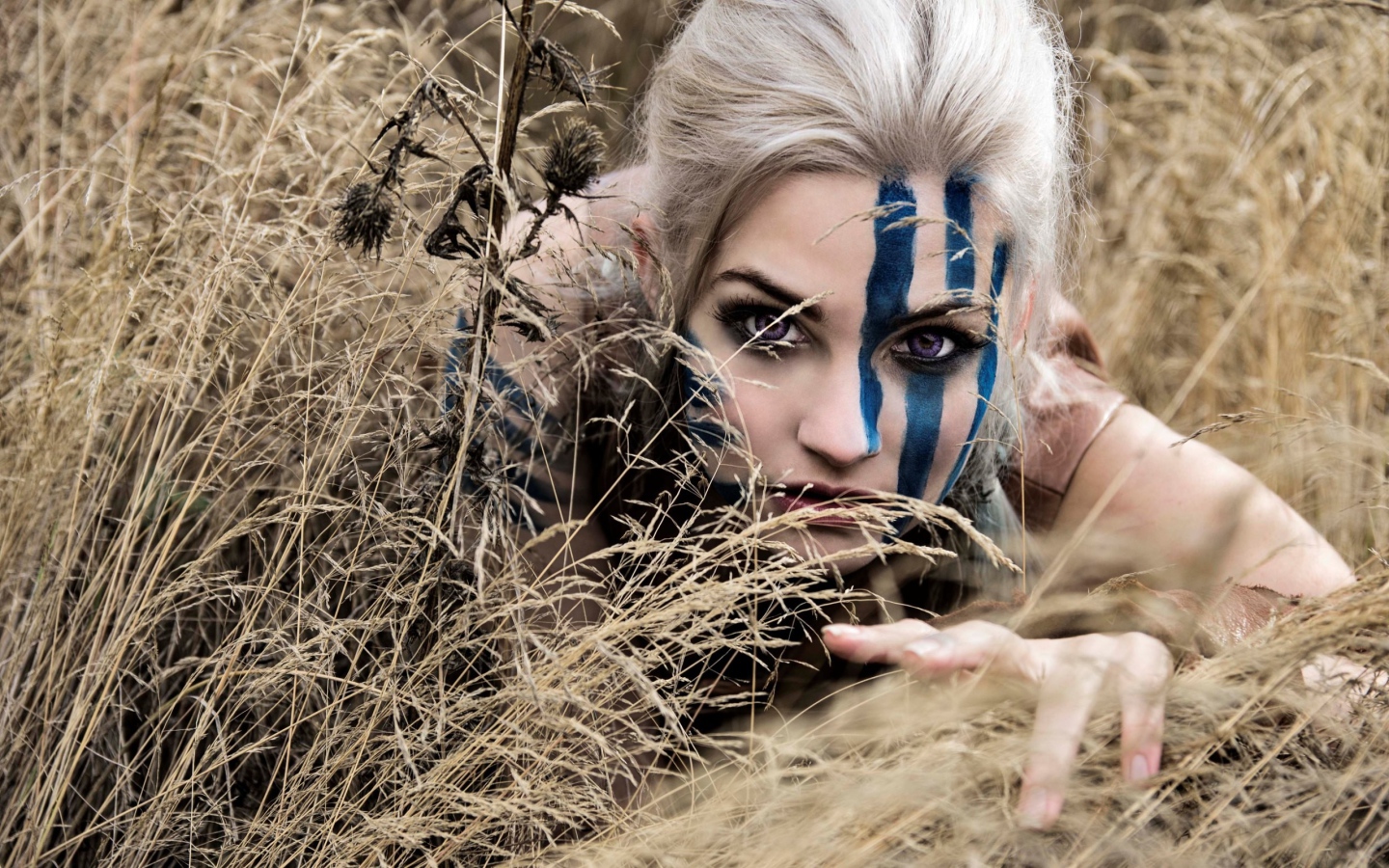 Девушка с синей раскраской на лице