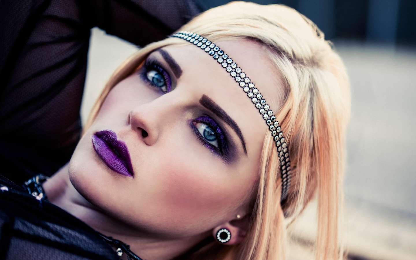 Девушка с фиолетовыми губами