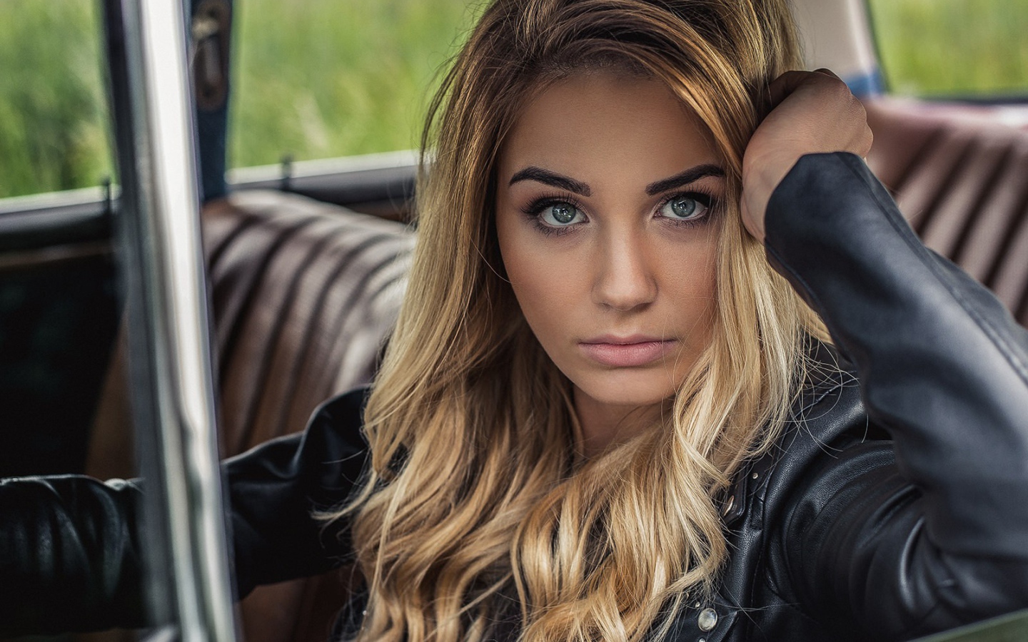 Зеленоглазая блондинка в автомобиле