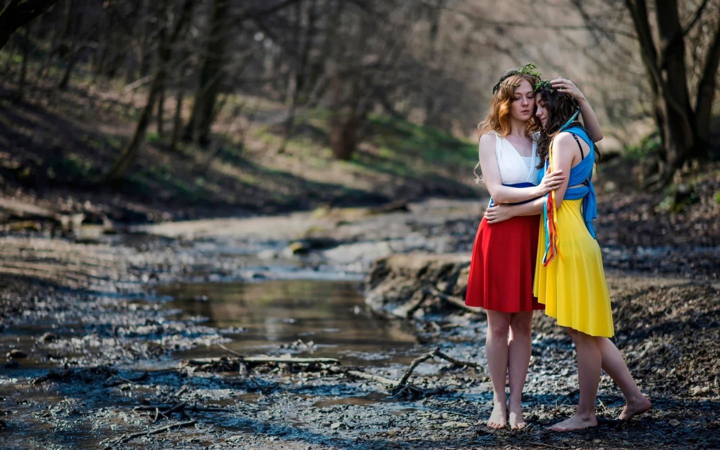 Две девушки в ярких платьях в чаще леса