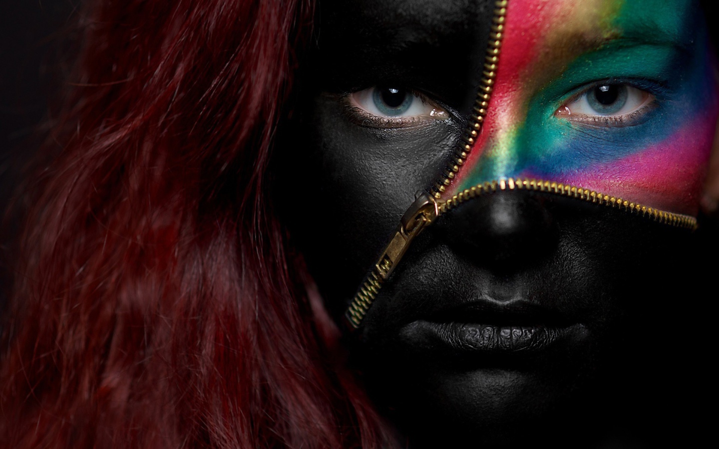 Необычный бодиарт на лице у девушки