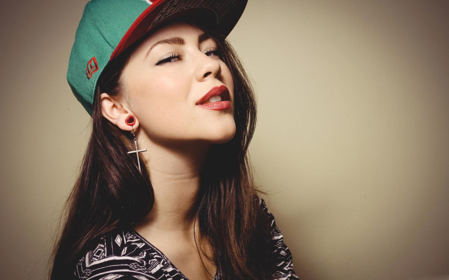 Необычные сережки у девушки