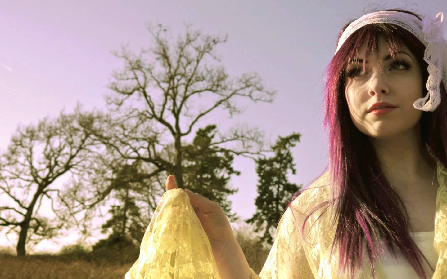 Veela на фоне дерева