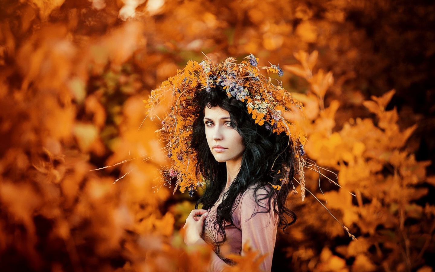 Девушка брюнетка как воплощение осени