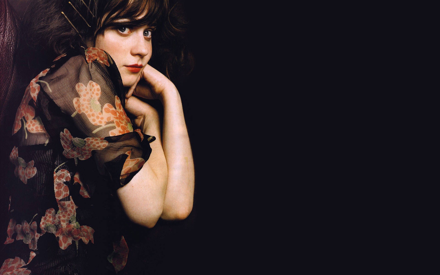 Зоуи Дешанель в платье на черном фоне