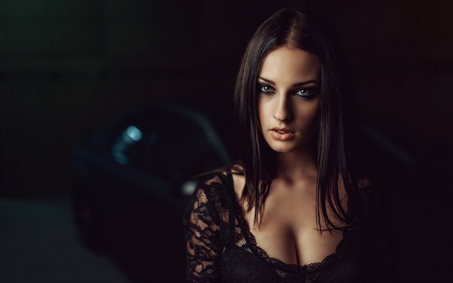 Брюнетка на фоне авто, фотограф Георгий Чернядьев