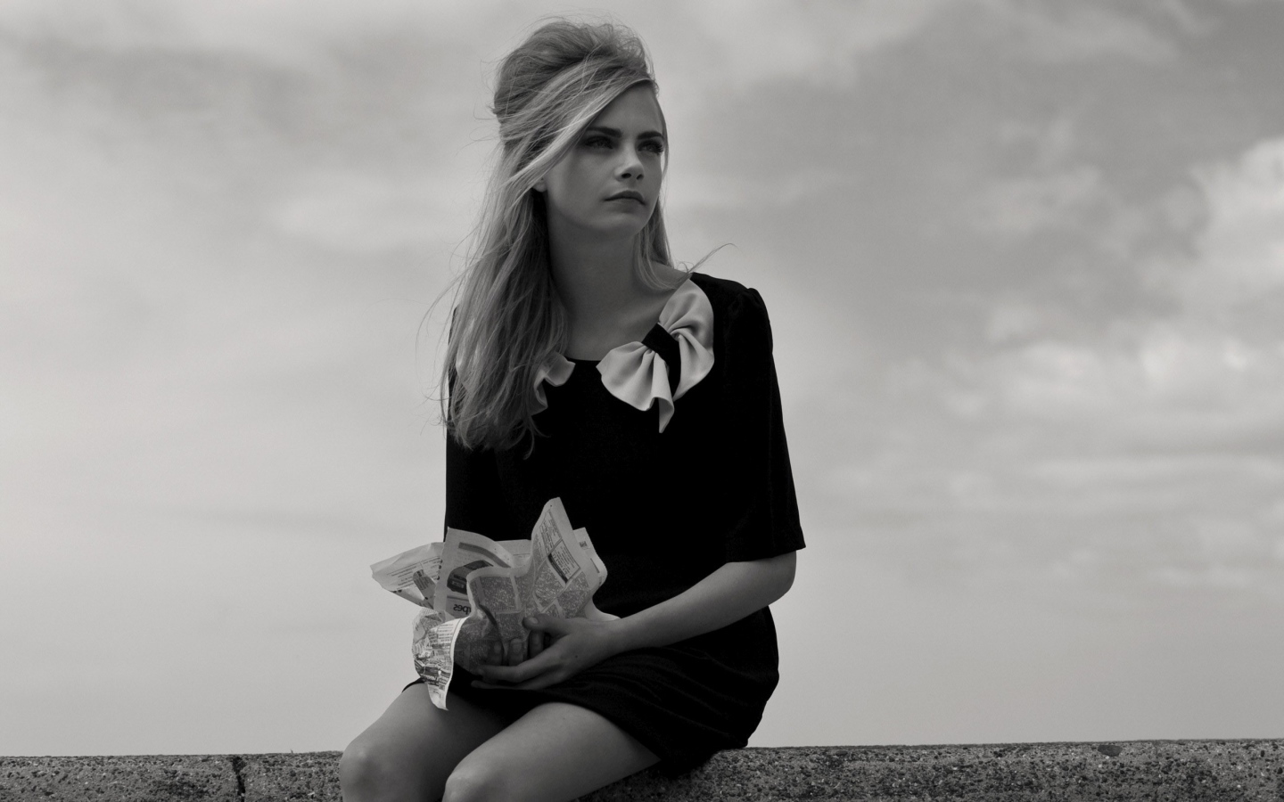 Черно белое фото модели Кара Делевинь