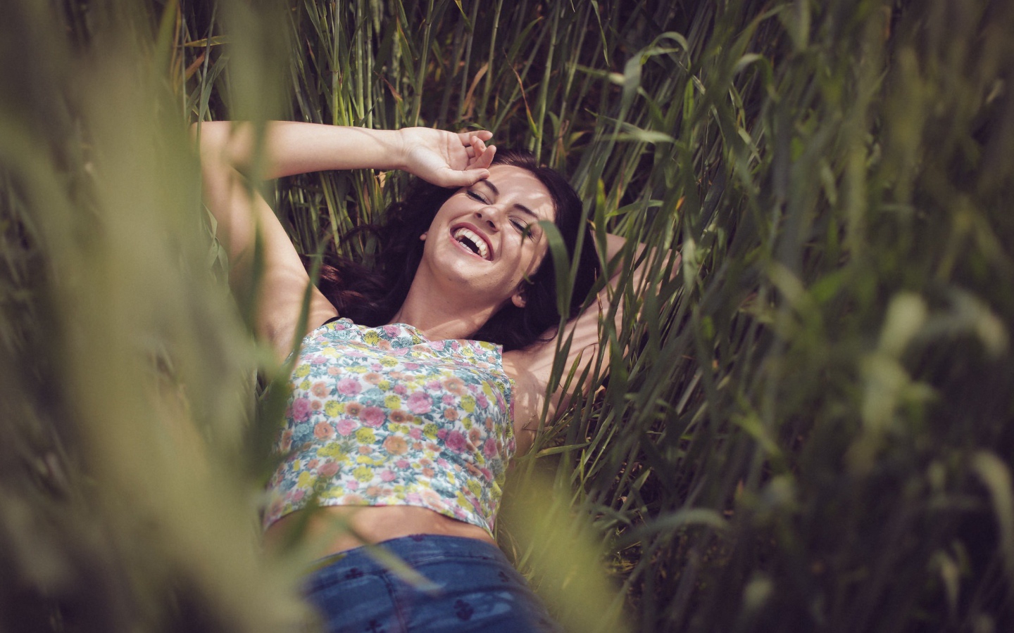 Девушка лежит в траве, Aurela Skandaj